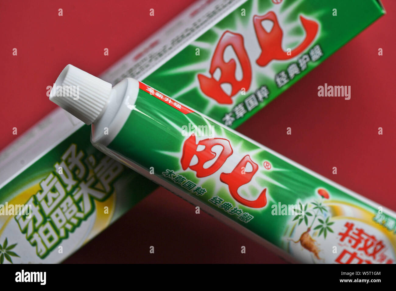 Toothpastes Stock Photos & Toothpastes Stock Images Alamy