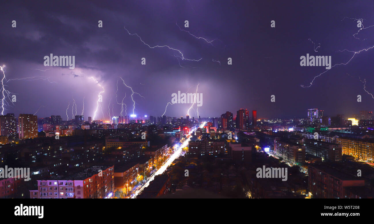 Lightning flashes illuminate sky hi-res stock photography and images ...