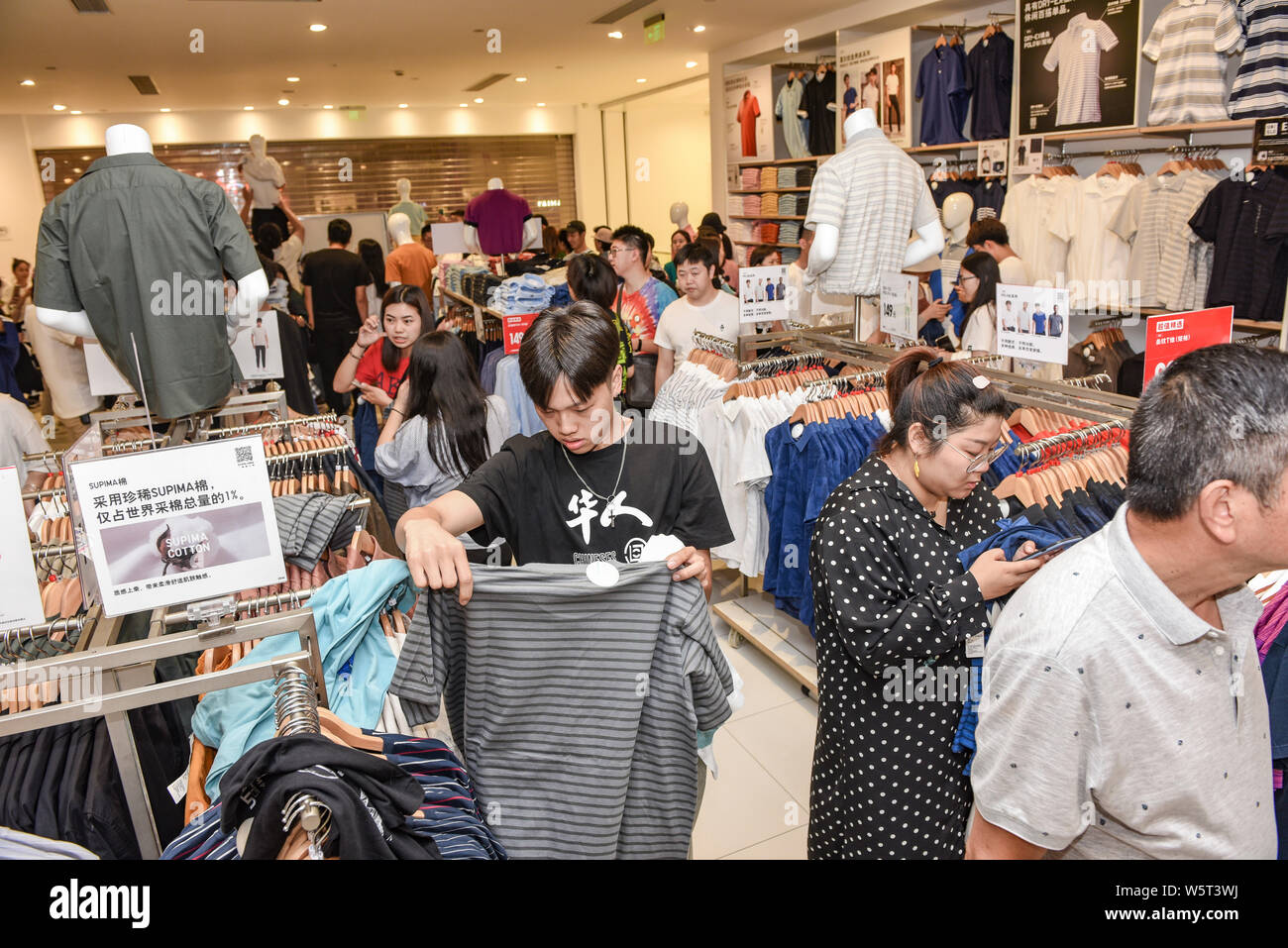 Chinese customers queue up in front of a Uniqlo store to buy the special  KAWS x Uniqlo UT collaborative capsule in Jinhua city, east China's  Zhejiang Stock Photo - Alamy