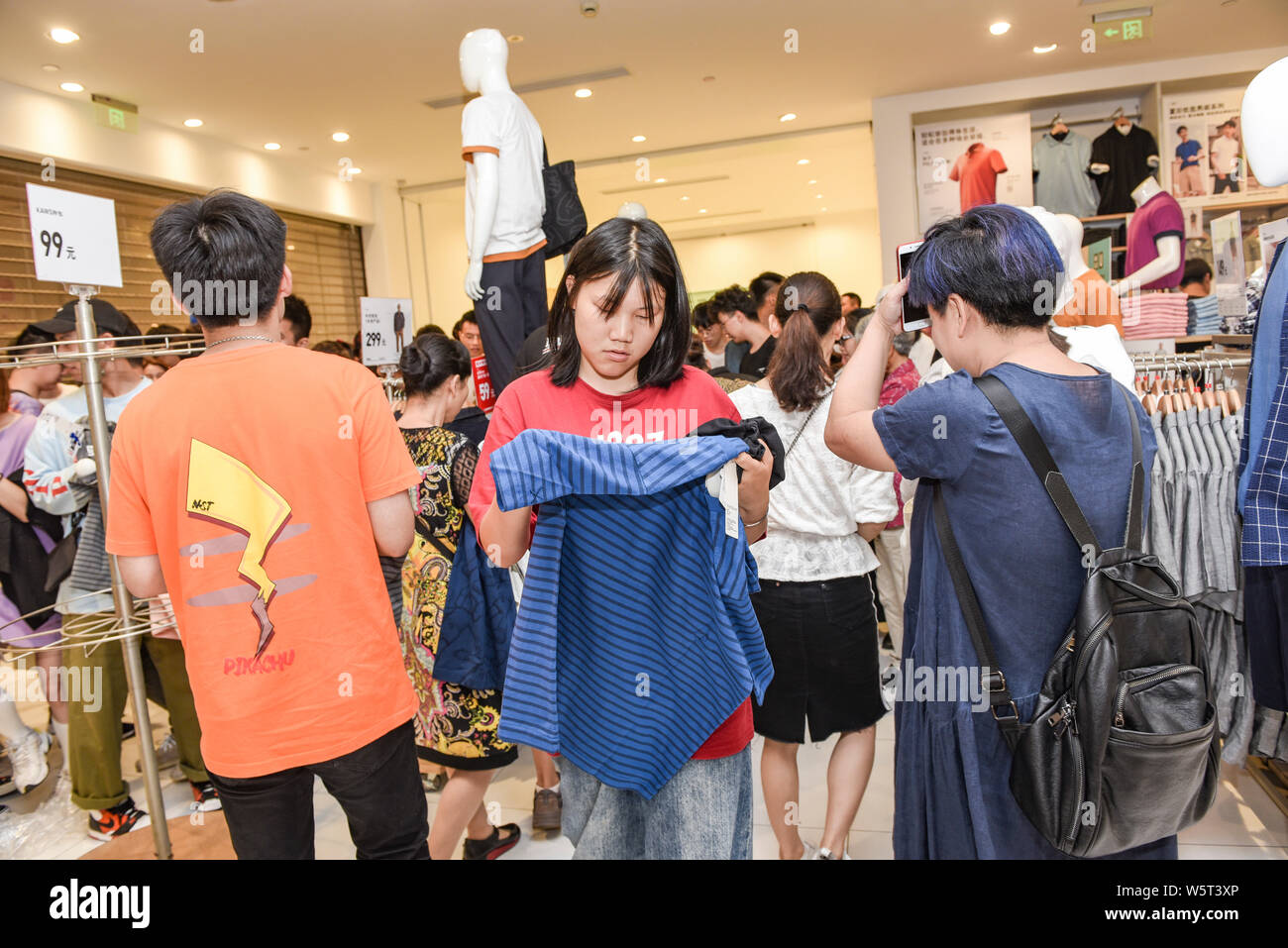 Chinese customers queue up in front of a Uniqlo store to buy the special  KAWS x Uniqlo UT collaborative capsule in Jinhua city, east China's  Zhejiang Stock Photo - Alamy