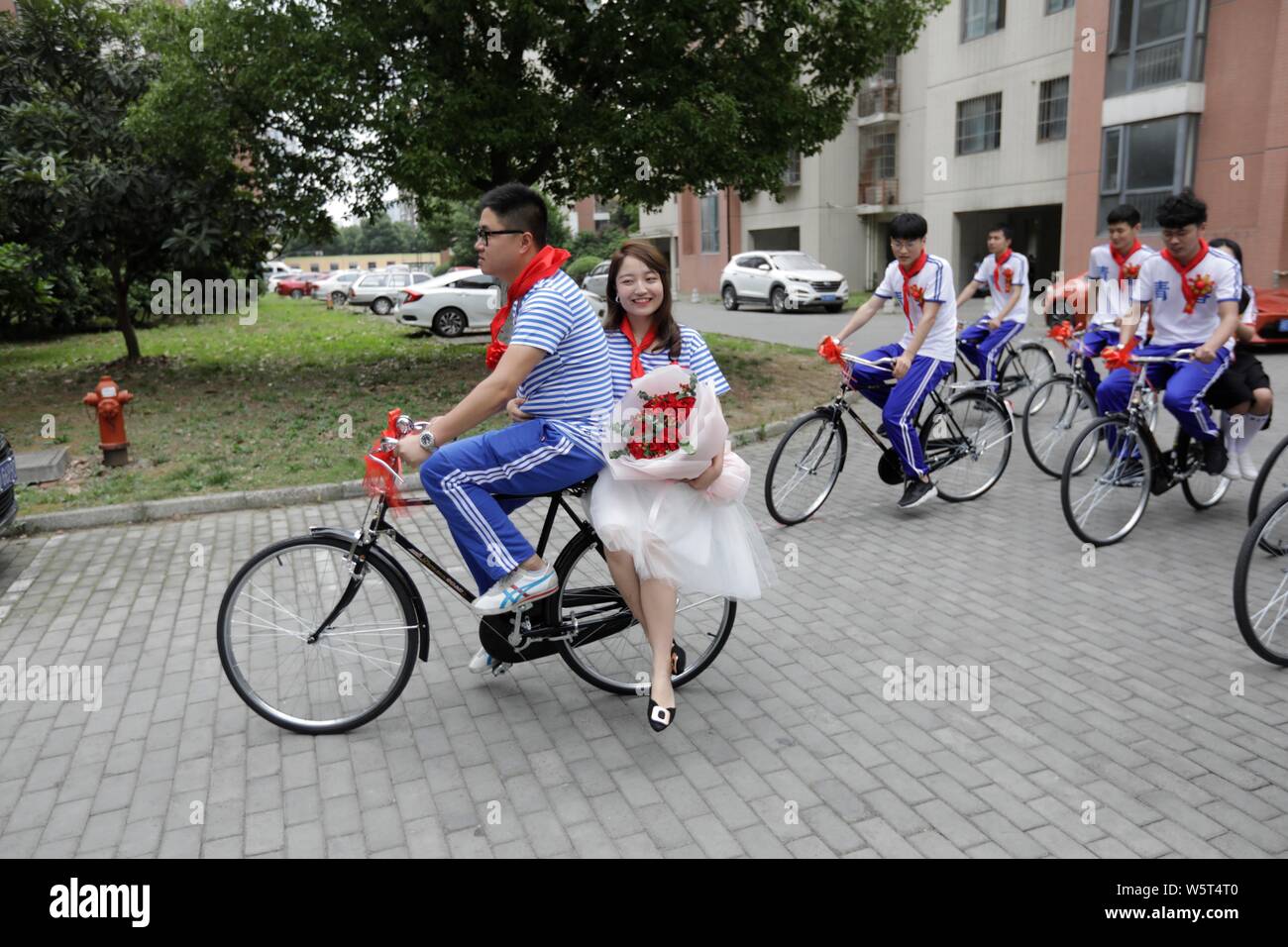 ride bicycle in chinese