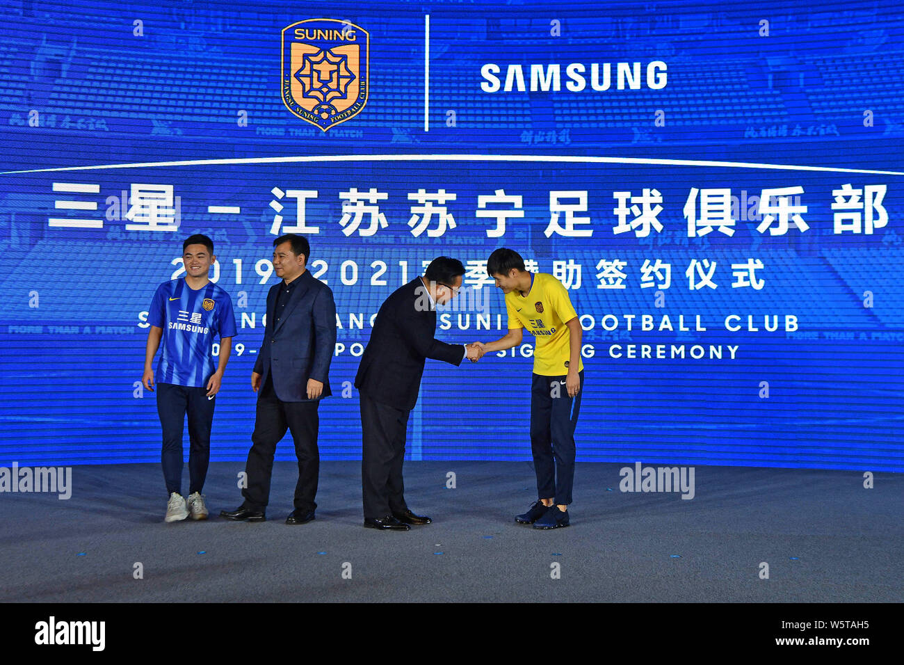 Chinese football players Huang Zichang and Zhou Yun display the new 2019  kits during the 2019 - 2021 Sponsorship Signing Ceremony for Samsung -  Jiangs Stock Photo - Alamy