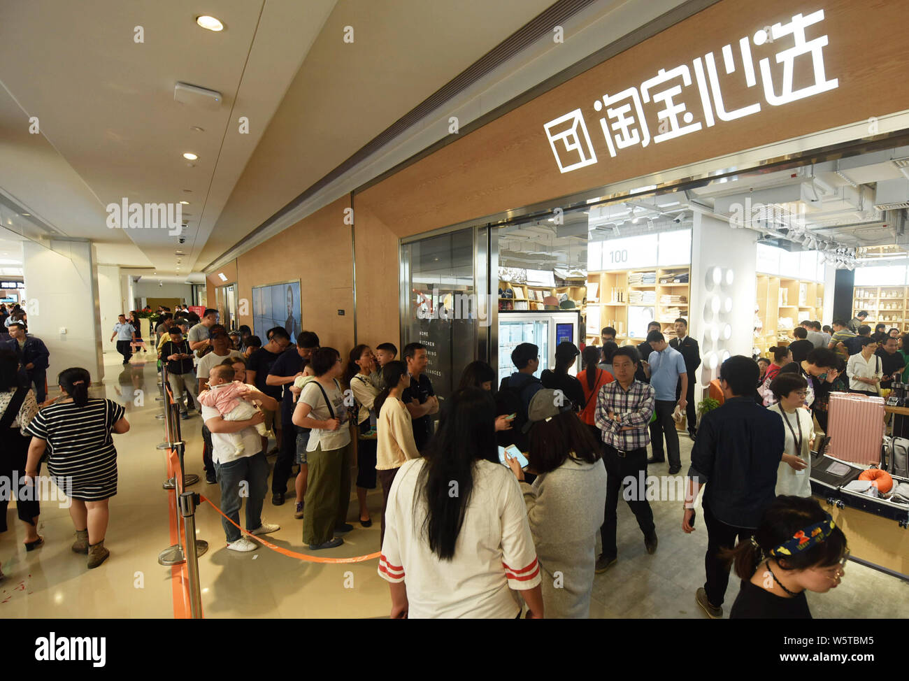 FILE--Customers queue up at a Taobao Choice store in the "Qin Cheng Li",  China's e-commerce giant Alibaba's first shopping mall, in Hangzhou city, e  Stock Photo - Alamy