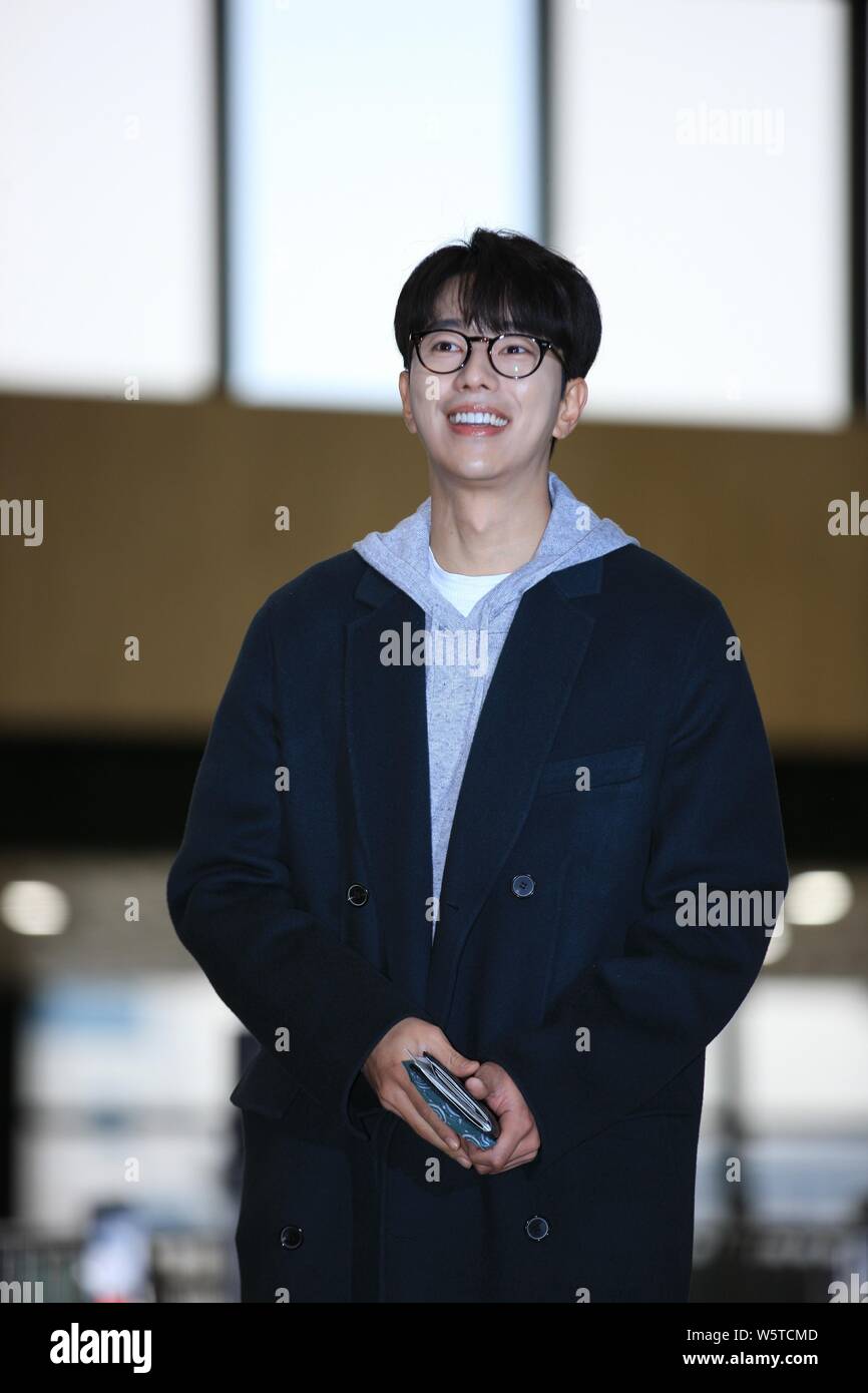 South Korean actor Yoon Hyun-min arrives at the Gimpo International Airport  before departure to attend the "2018 MAMA FANS' CHOICE in JAPAN" in Seoul  Stock Photo - Alamy