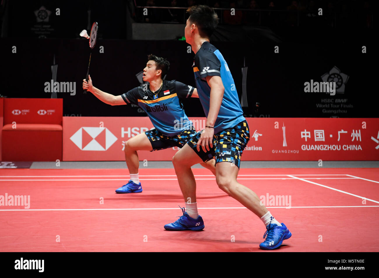 Bluebell Lavet til at huske Gæstfrihed Marcus Fernaldi Gideon and Kevin Sanjaya Sukamuljo of Indonesia return a  shot to Li Junhui and Liu Yunchen of China in their Men's Doubles Group B  mat Stock Photo - Alamy