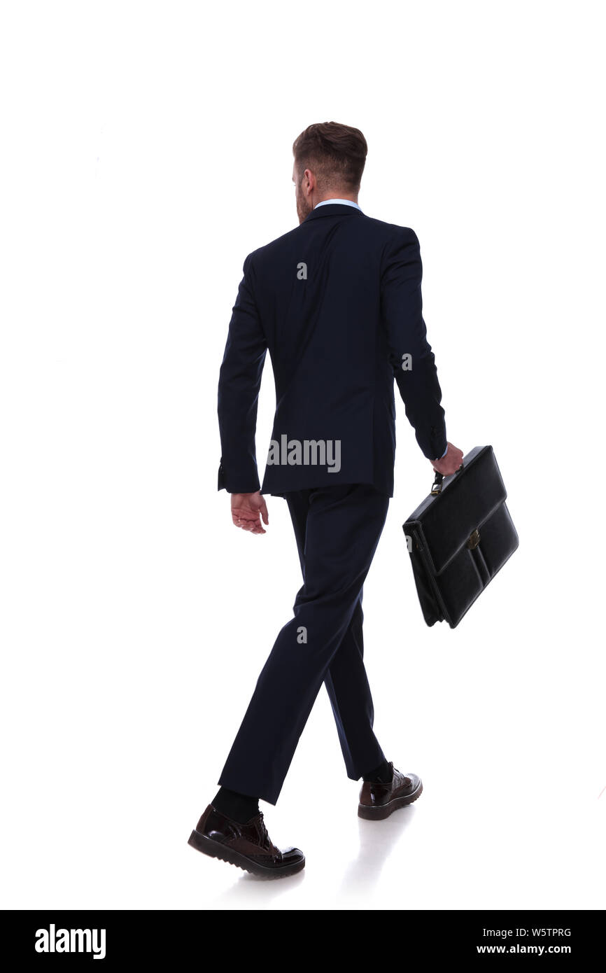 работа ходить в костюме. разозленный мужчина в костюме идет. адам галлахер луки. мужчина идет. человек в деловом костюме.