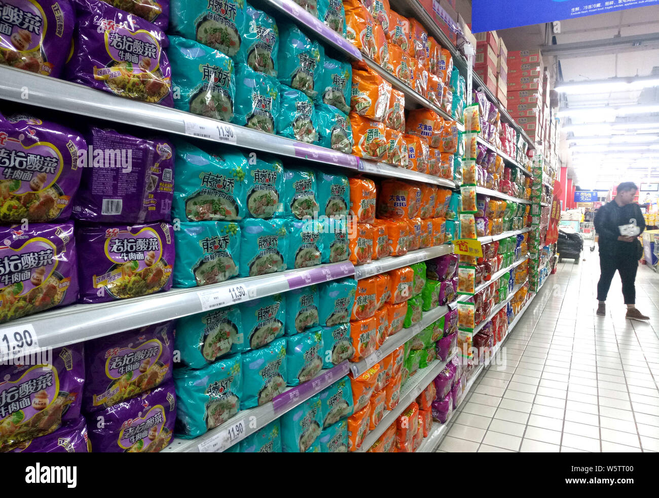 China instant noodle supermarket hi-res stock photography and images ...