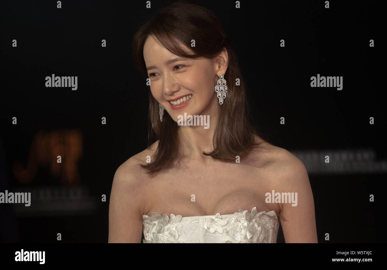South Korean singer and actress Lim Yoon-ah, better known as Yoona, of  South Korean pop group Girls' Generation, arrives on the red carpet for the  ope Stock Photo - Alamy