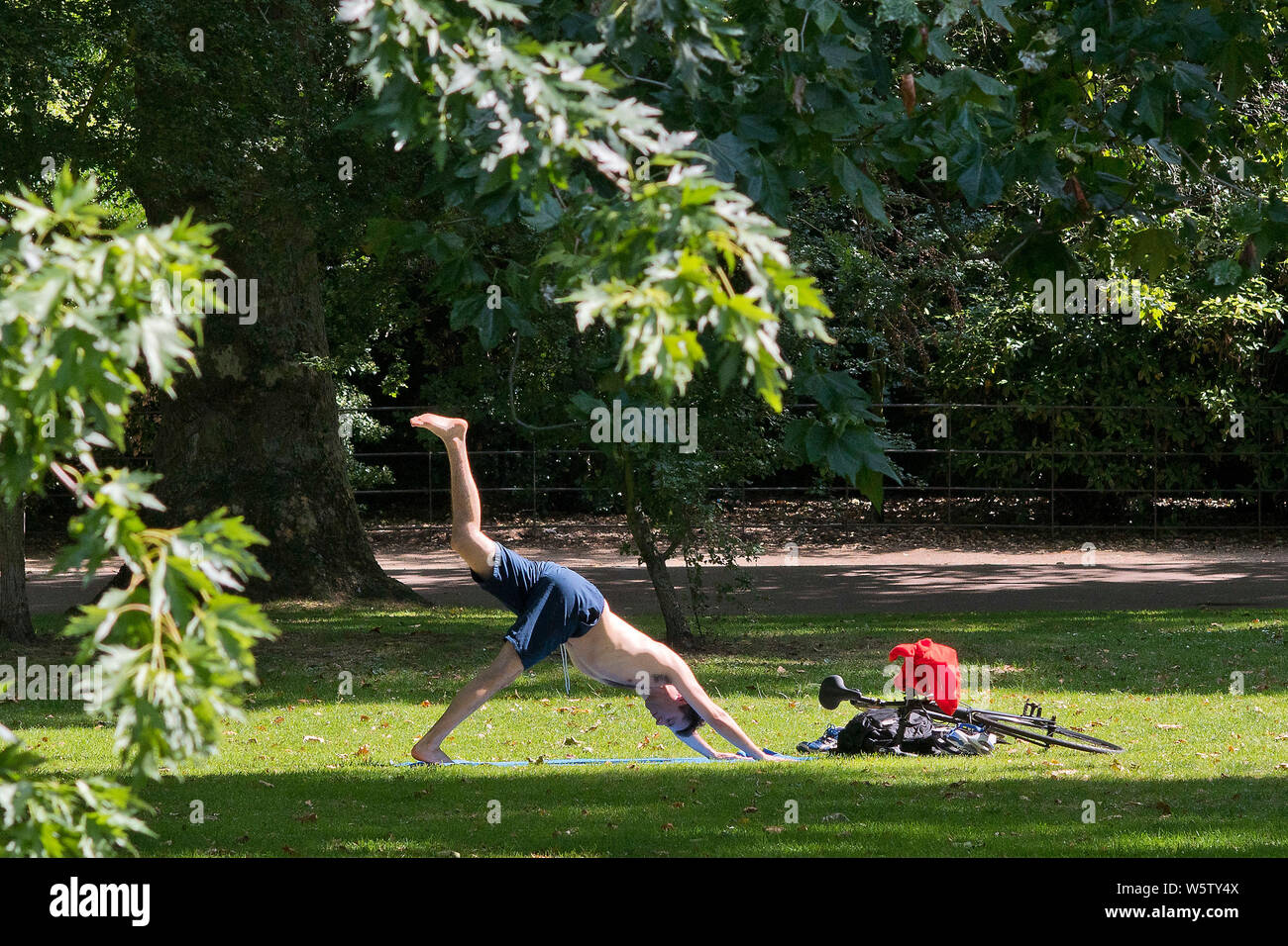 23/07/2019. Battersea, London, UK. People exercise in Battersea Park in London during a heatwave across the UK. Stock Photo