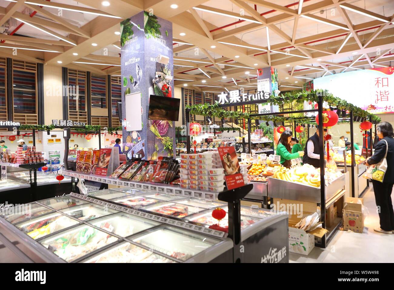 Customers shop at China's first supermarket supported by AI (artificial
