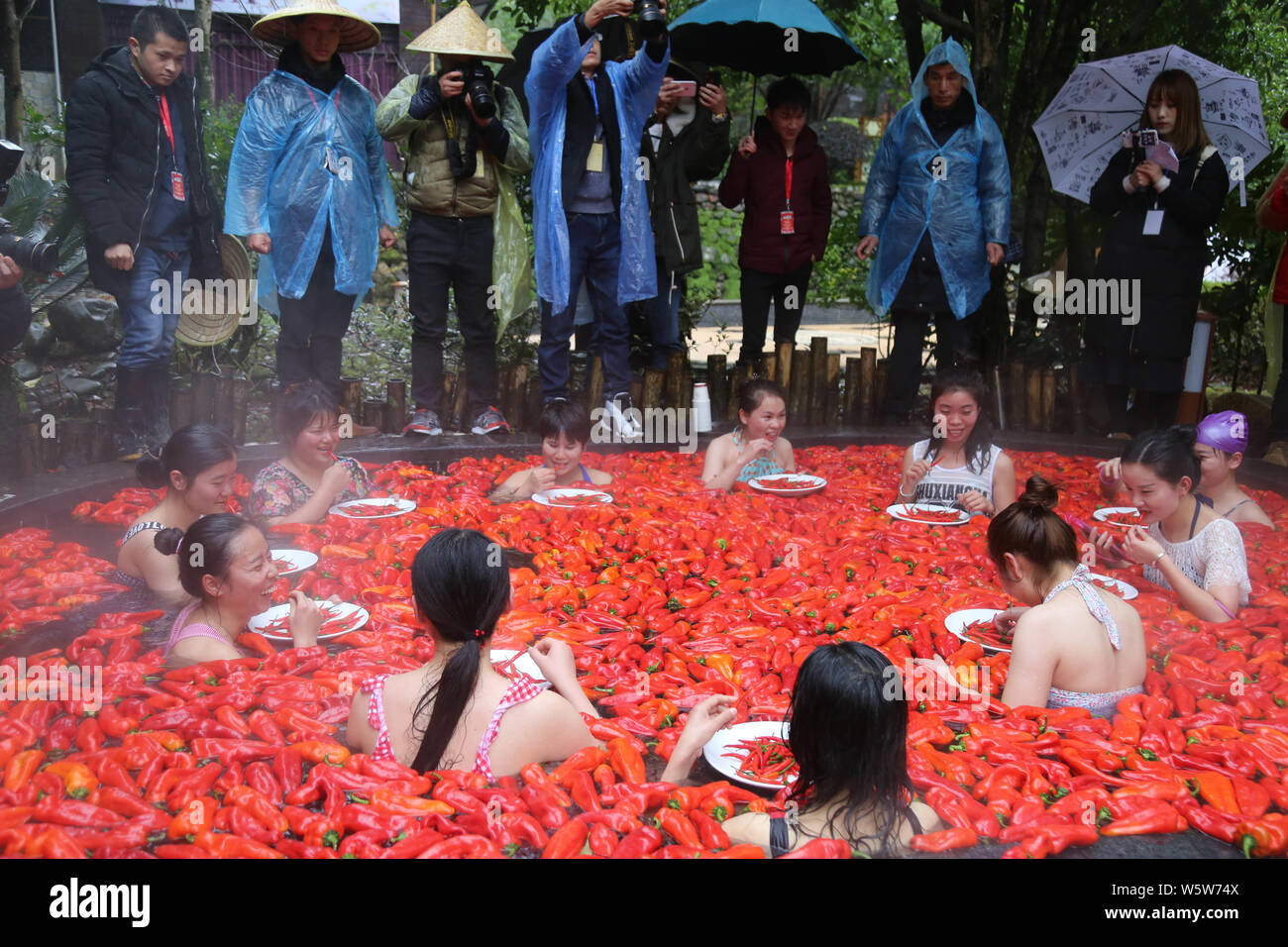 Соревнования по поеданию острого перца в китае. Конкурс по поеданию перцев чили. Поедание острых перцев. Китайский фестиваль еды. Соревнования по поеданию острого перца.