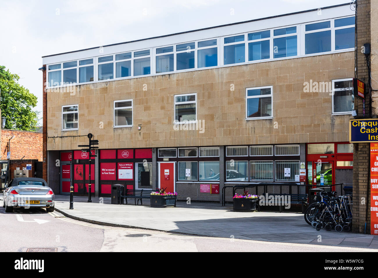 The main post office in Trowbridge Wiltshire closed down with signs directing people to the replacement counter service in a nearby W.H. Smith Stock Photo