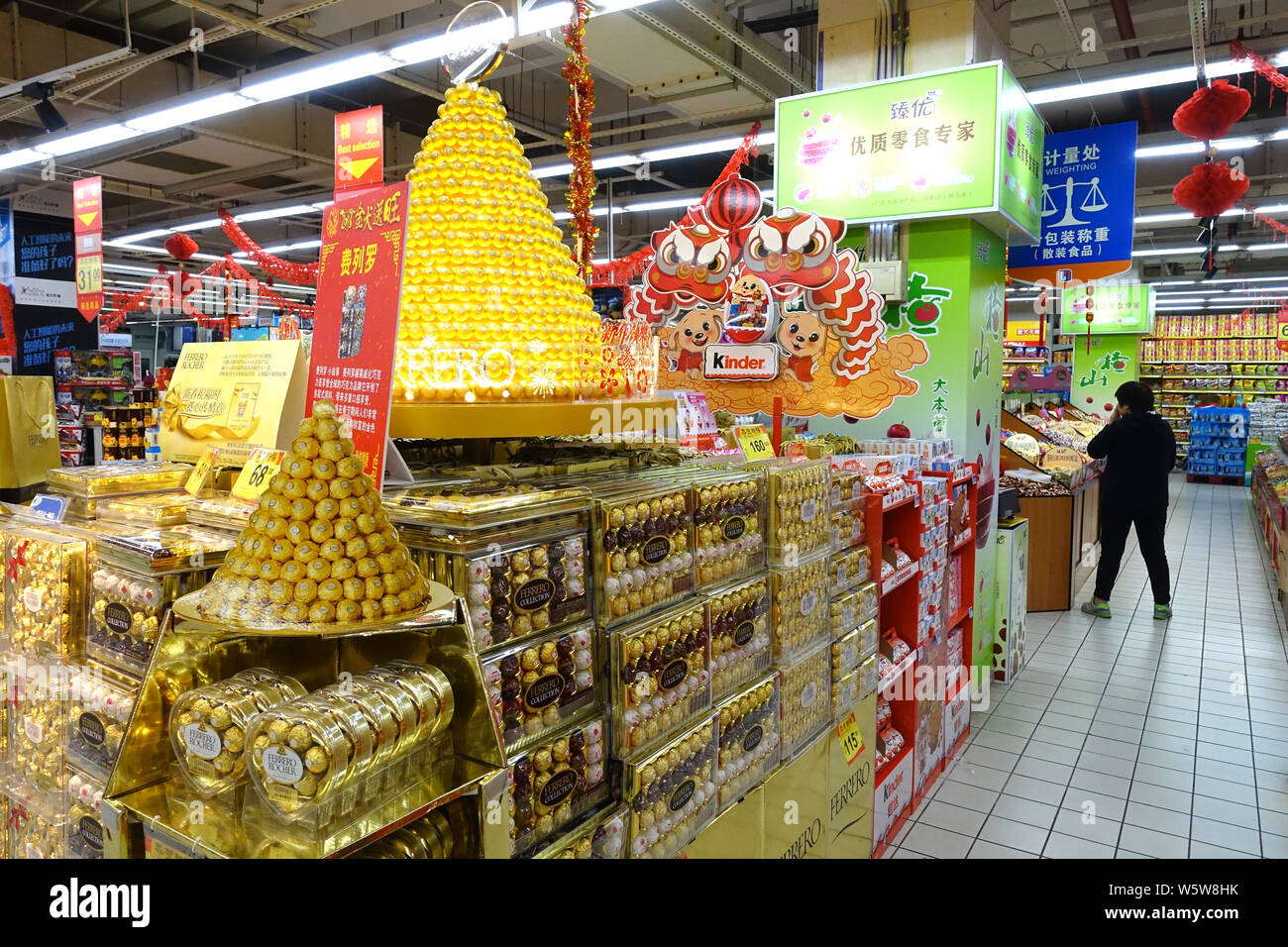 Ferrero rocher chocolates hires stock photography and images Alamy