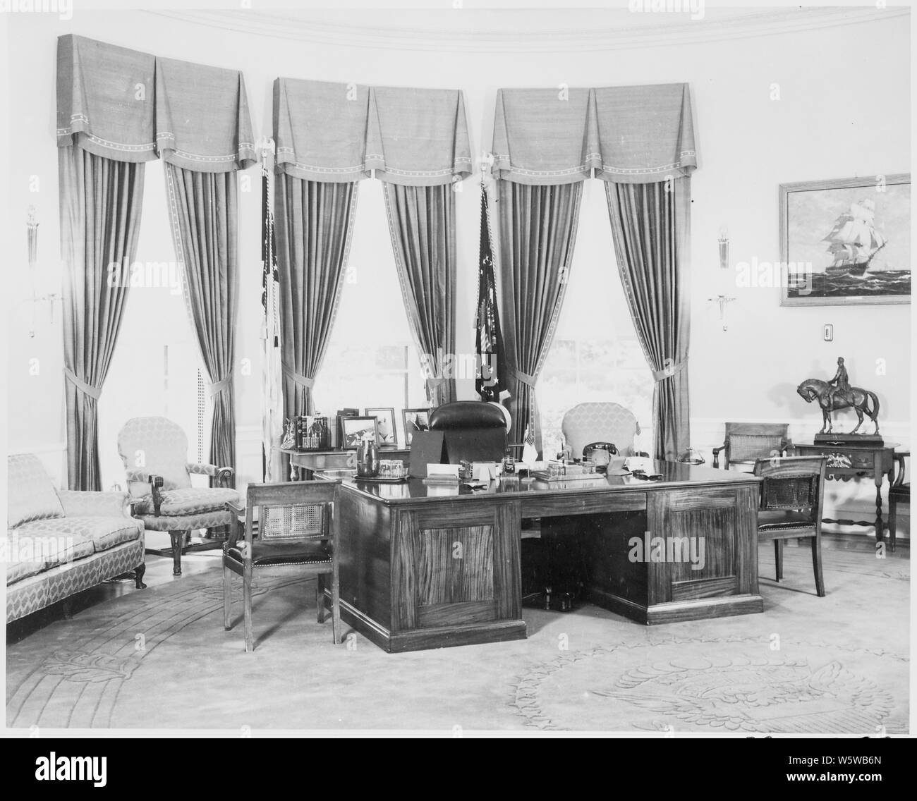 Photograph of President Truman's desk and Oval Office in the White ...