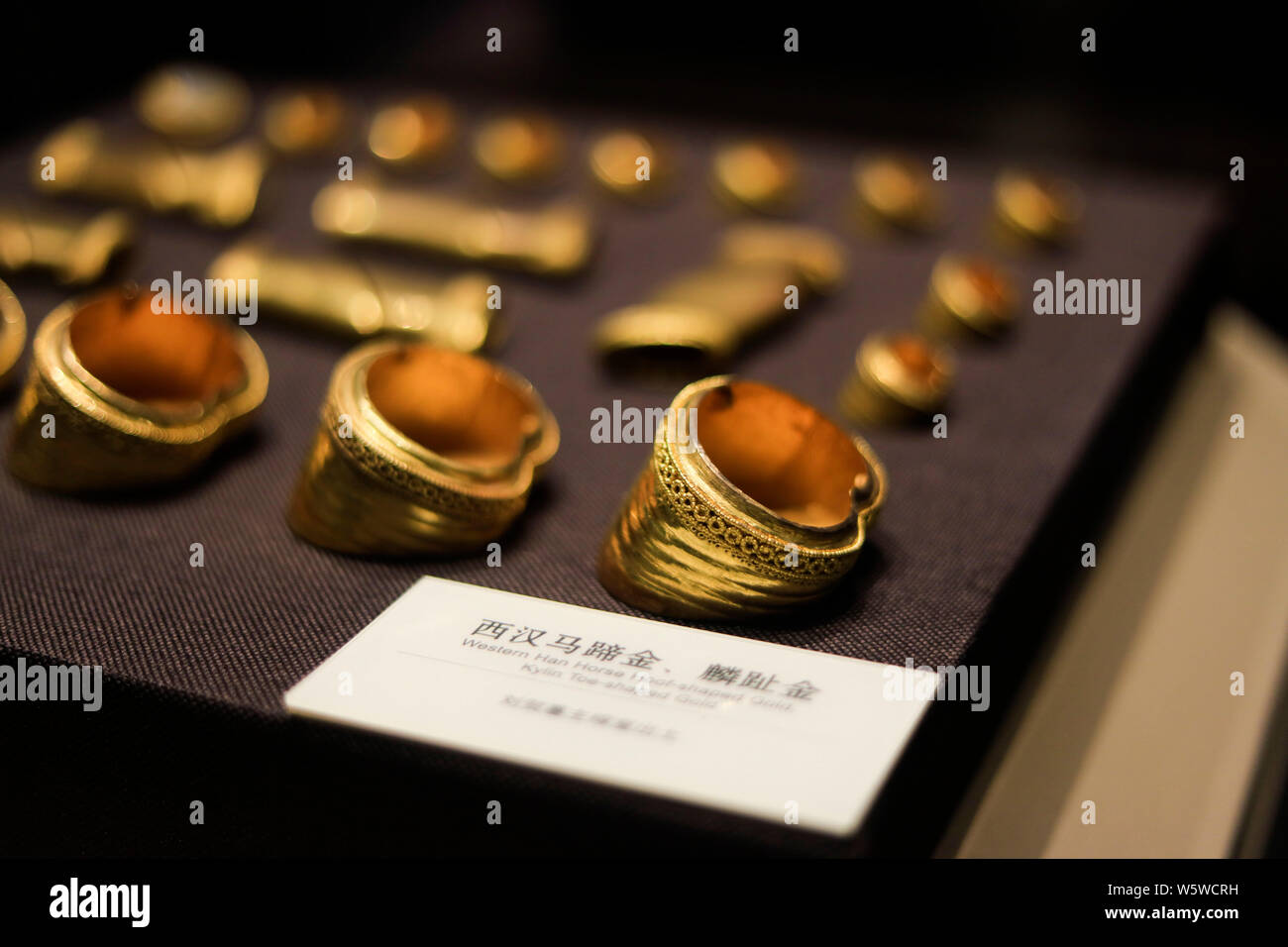 Hoof-shaped gold ingots from the tomb of