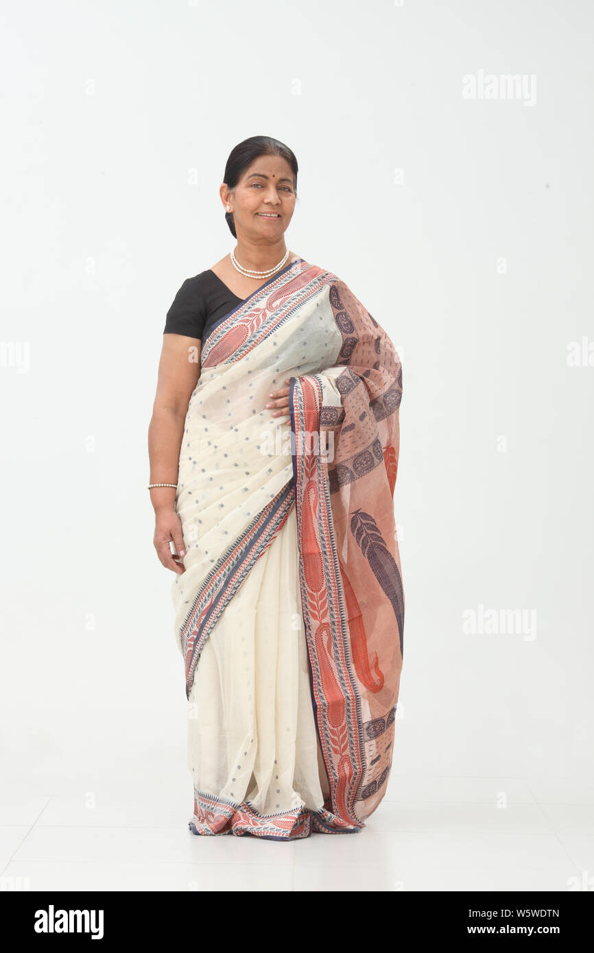 Older indian woman sari hi-res stock photography and images - Alamy
