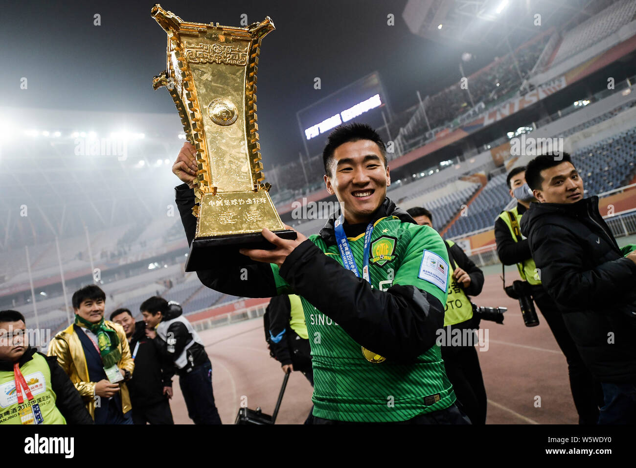 Players of Beijing Sinobo Guoan hold the trophy to celebrate after winning  the 2018 Chinese FA Cup in Ji'nan city, east China's Shandong province, 30  Stock Photo - Alamy