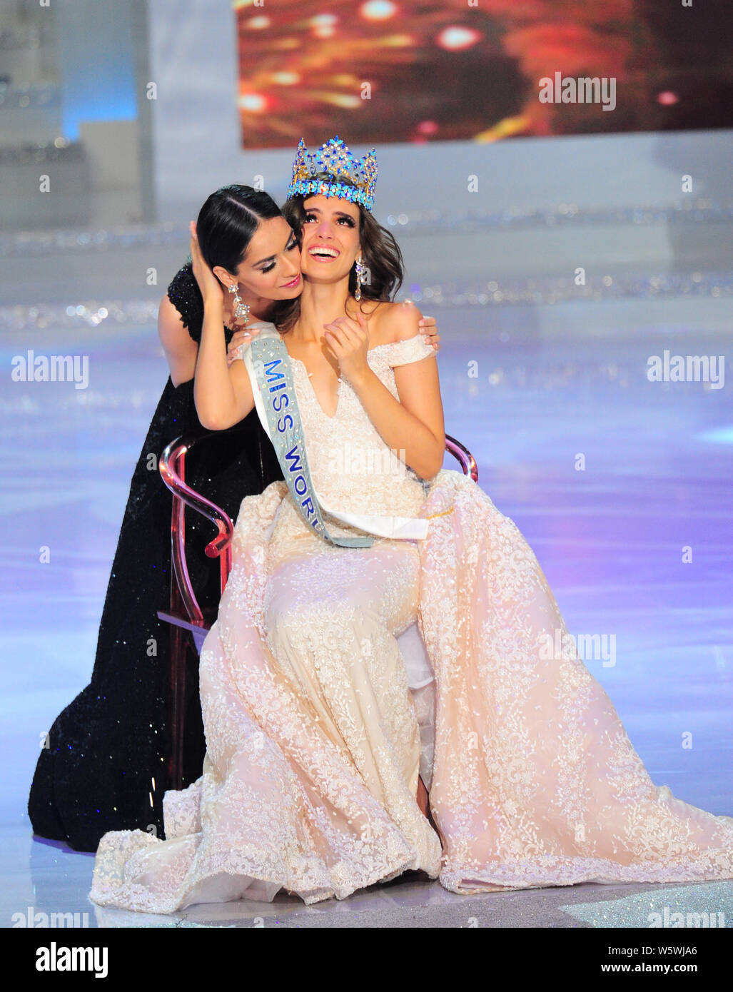 Miss Mexico Vanessa Ponce de Leon front is greeted by Miss World