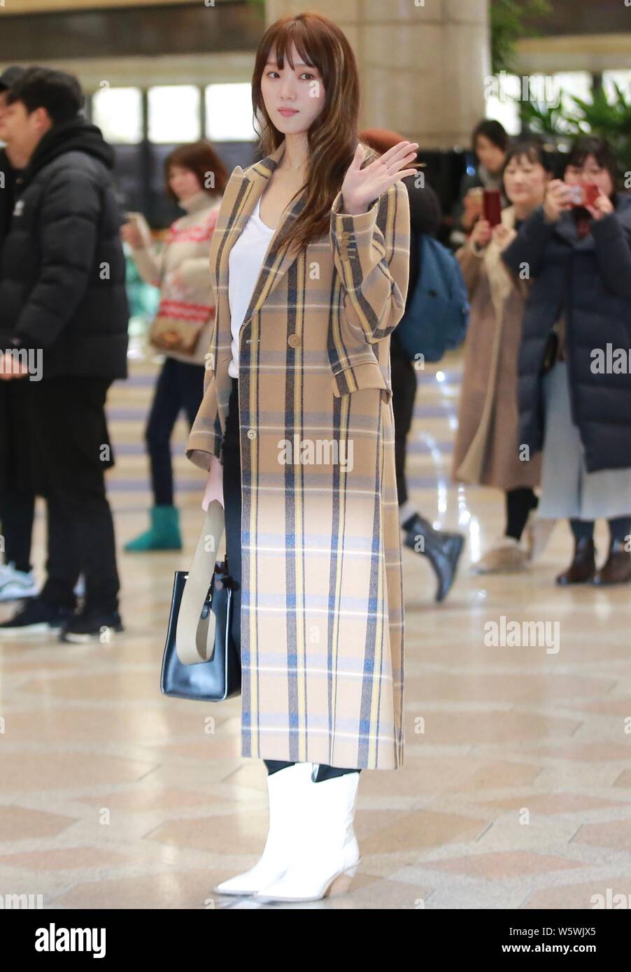 South Korean model and actress Lee Sung-kyung arrives at the Gimpo  International Airport before departure to attend the "2018 MAMA FANS'  CHOICE in JAP Stock Photo - Alamy