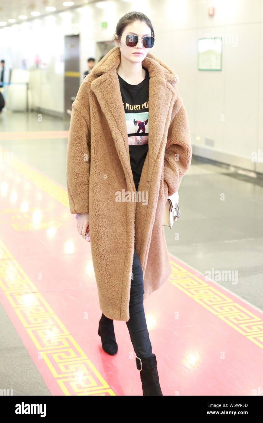 Chinese supermodel He Sui wearing Max Mara Teddy Bear Icon Coat arrives at  the Beijing Capital International Airport in Beijing, China, 30 November 20  Stock Photo - Alamy