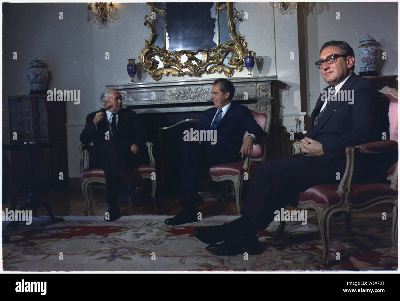 President Nixon meets with British Prime Minister Harold P. Wilson at the U.S. embassy residence in Brussels, Belgium; Scope and content:  Pictured: Harold P. Wilson, Richard M. Nixon, Henry A. Kissinger. Subject: Heads of State - Great Britain. Stock Photo
