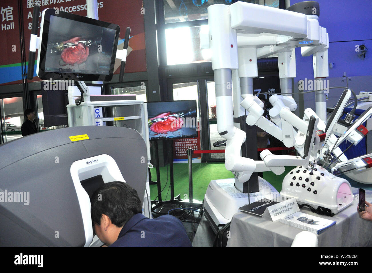 The da Vinci robotic-assisted surgical systems are on display during the  First China International Import Expo (CIIE 2018) in Shanghai, China, 10  Nove Stock Photo - Alamy