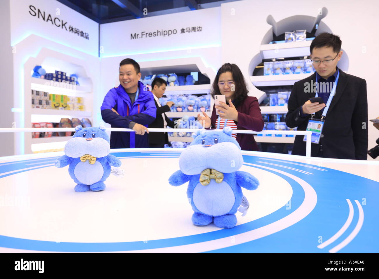 People visit the FRESHIPPO Intelligent Experience Pavilion of O2O fresh produce retailer Hemaxiansheng, also known as Hema Fresh Store, of Chinese e-c Stock Photo