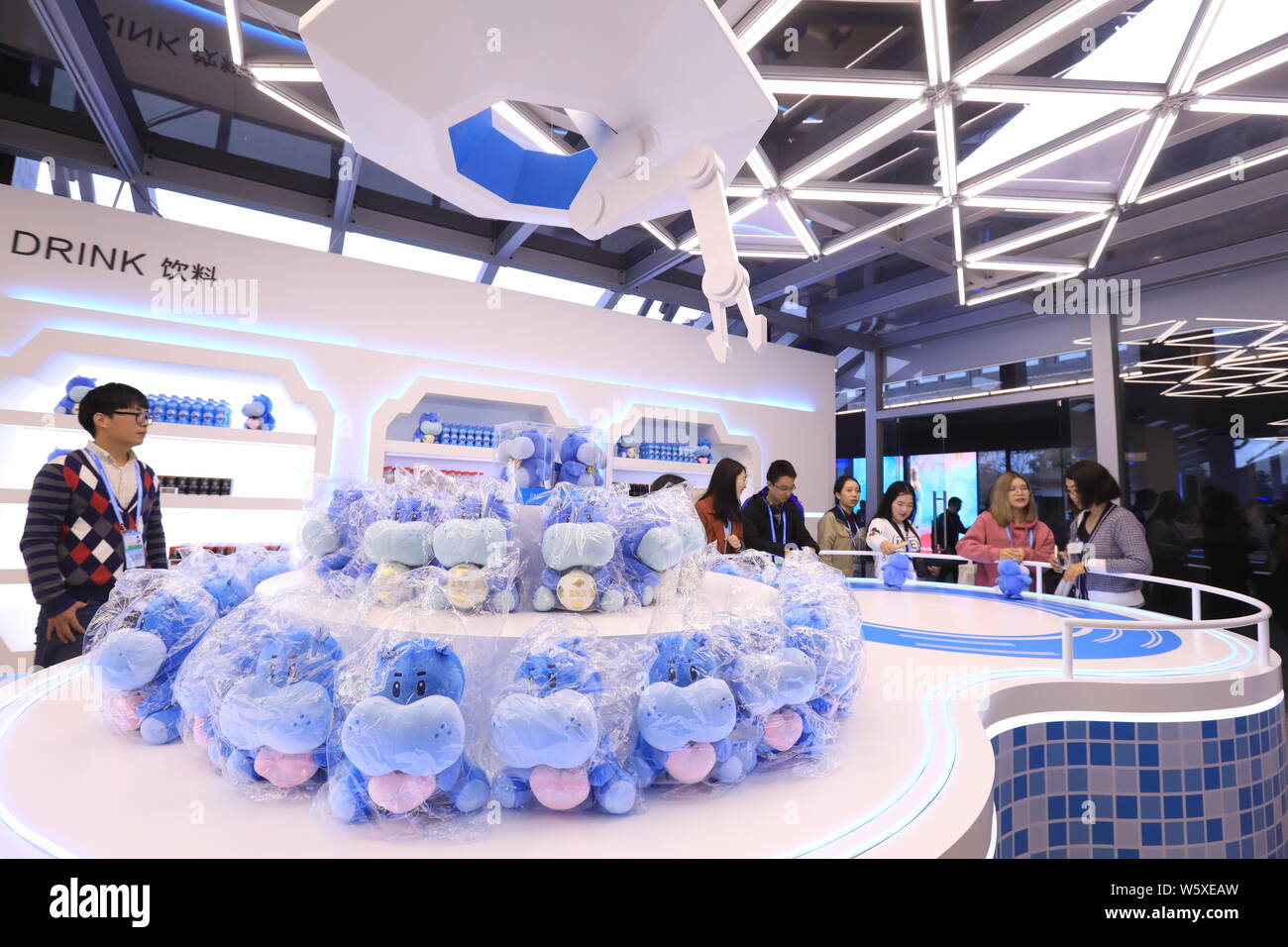 People visit the FRESHIPPO Intelligent Experience Pavilion of O2O fresh produce retailer Hemaxiansheng, also known as Hema Fresh Store, of Chinese e-c Stock Photo