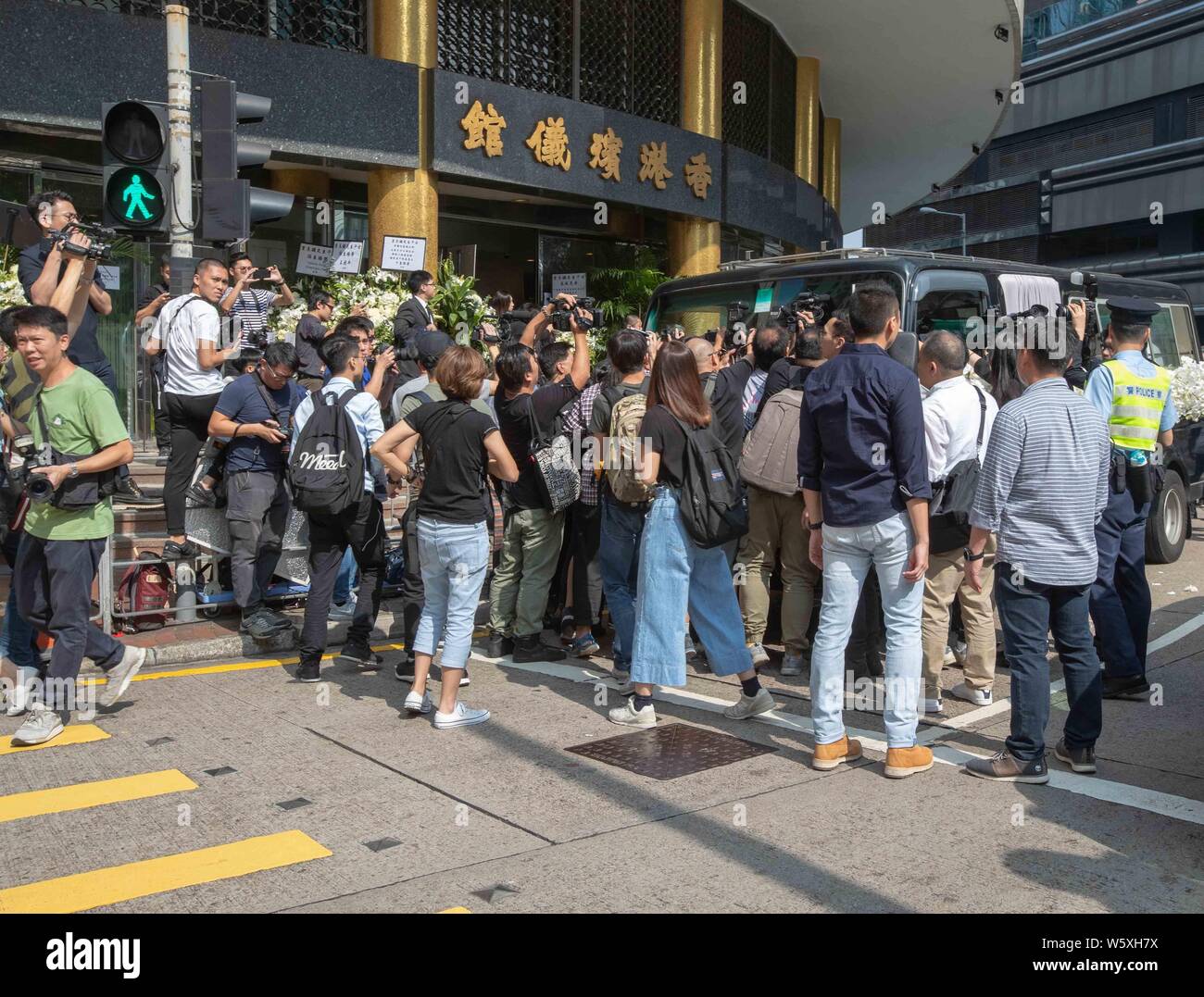 Prominent figures pay final respects to Louis Cha, Photo