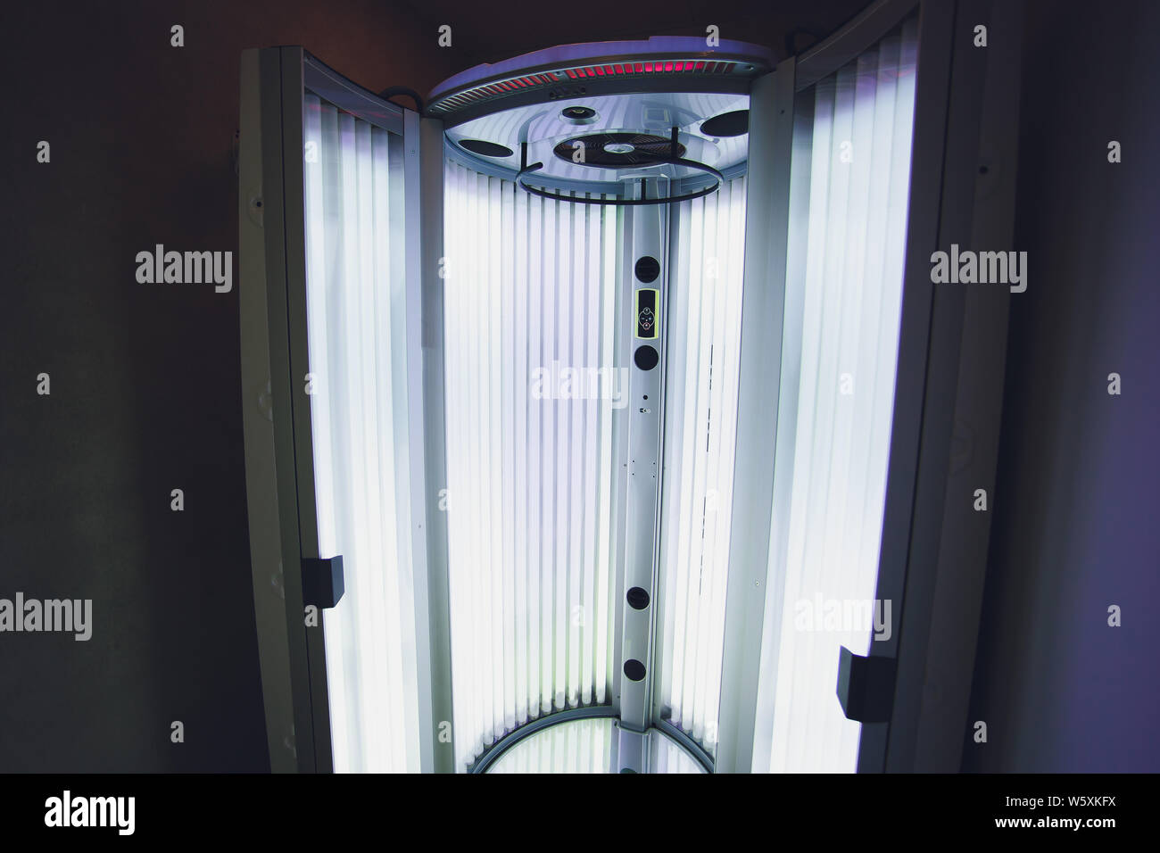 Vertical Tanning turbo Solarium Light Machine with glowing blue light