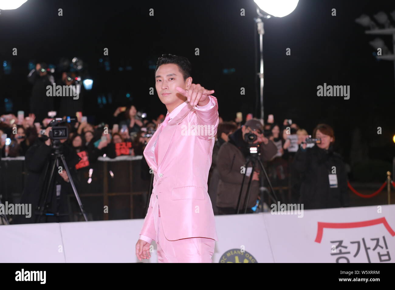 South Korean actor Ju Ji-hoon poses as he arrives on the red carpet for the 39th Blue Dragon Film Awards in Seoul, South Korea, 23 November 2018. Stock Photo