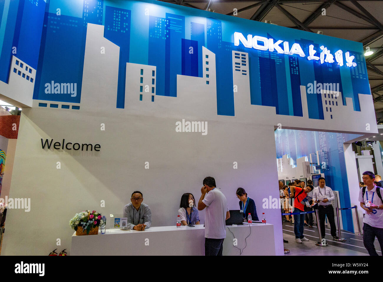 --FILE--People visit the stand of Nokia during the 2018 Mobile World Congress (MWC) in Shanghai, China, 29 June 2018.   Finnish mobile telecom network Stock Photo