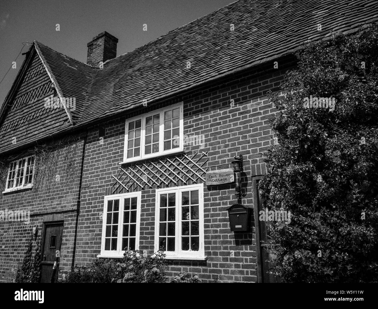 Cottage with Roses, Chiltern Hills AONB, Aldworth Village, Berkshire, England, UK, GB. Stock Photo