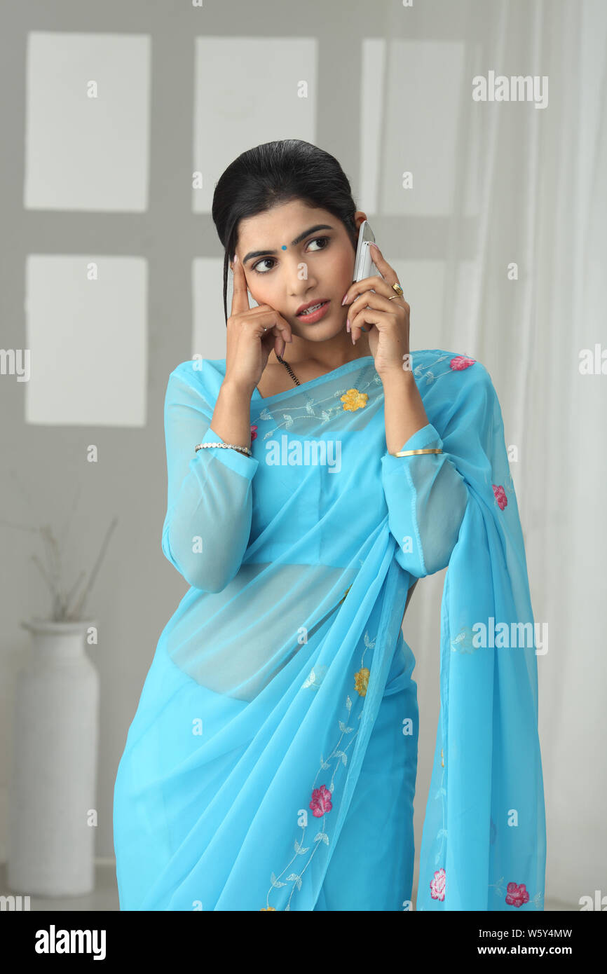 Indian woman talking on a mobile phone Stock Photo - Alamy
