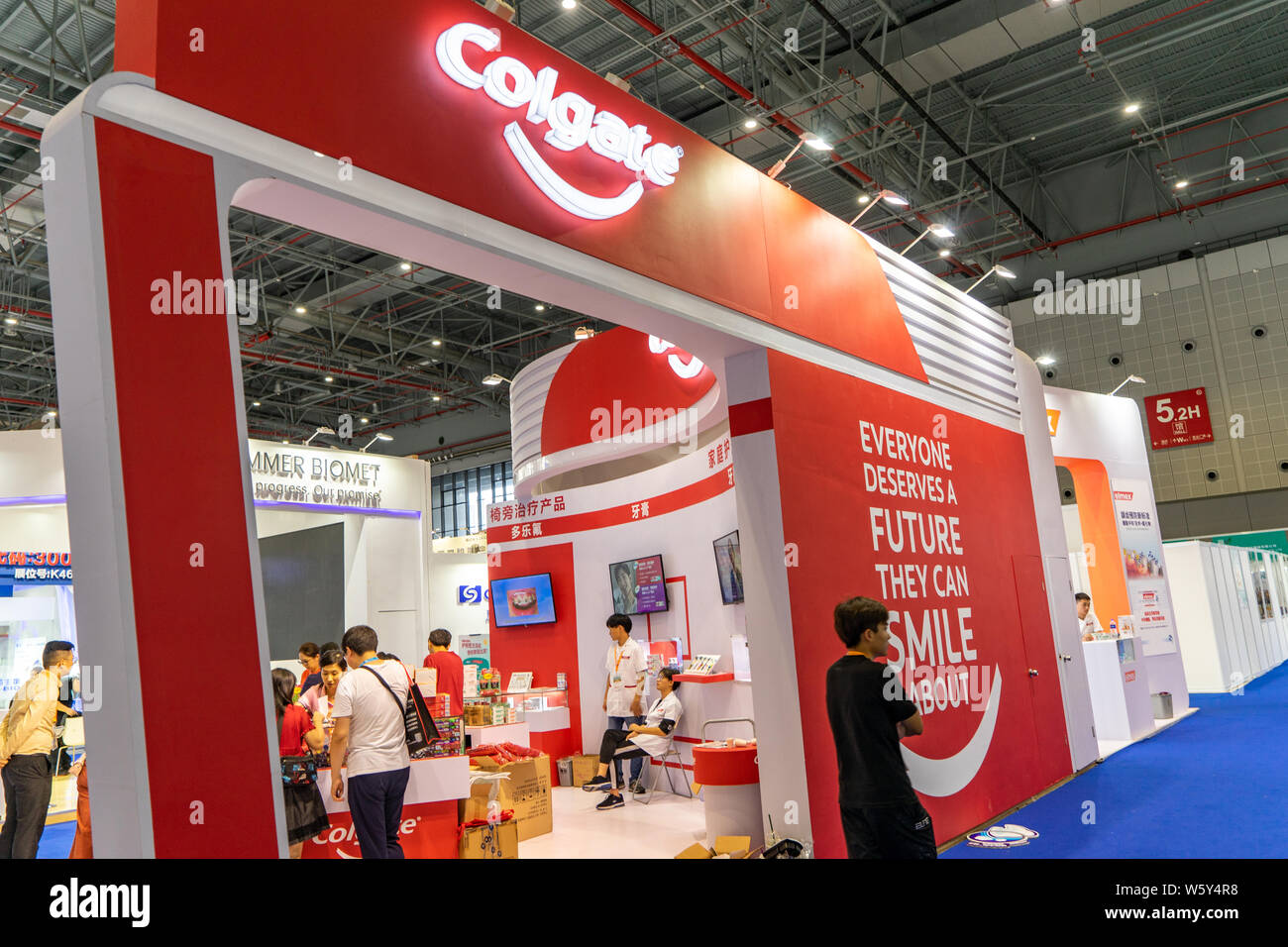 FILE--People visit the stand of Colgate toothpaste during an exhibition in  Shanghai, China, 30 August 2018. Global consumer conglomerates includin  Stock Photo - Alamy