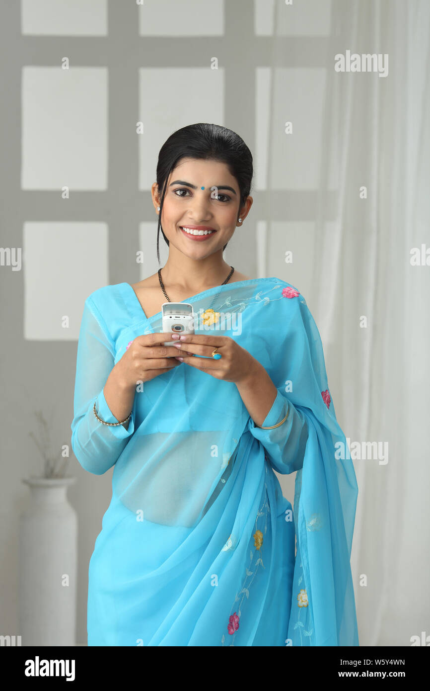Indian woman text messaging on a mobile phone Stock Photo - Alamy