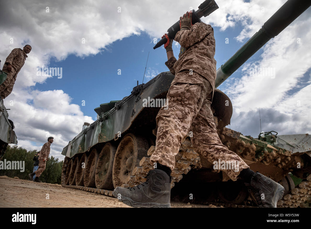 Moscow region, Russia. 30th, July 2019 Iranian tank crew preparing tank T-72 to take part of training shooting before start the international competition 'Tank biathlon-2019' at the military range 'Alabino', Moscow region, Russia Stock Photo