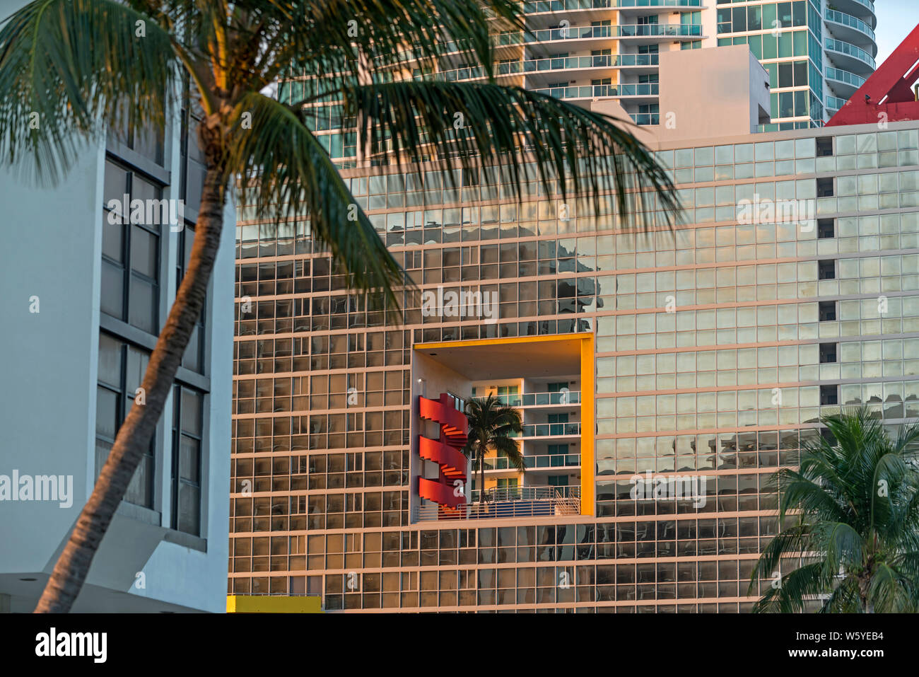 PALM COURT ATLANTIS CONDOMINIUM BUILDING (©ARQUITECTONICA 1982