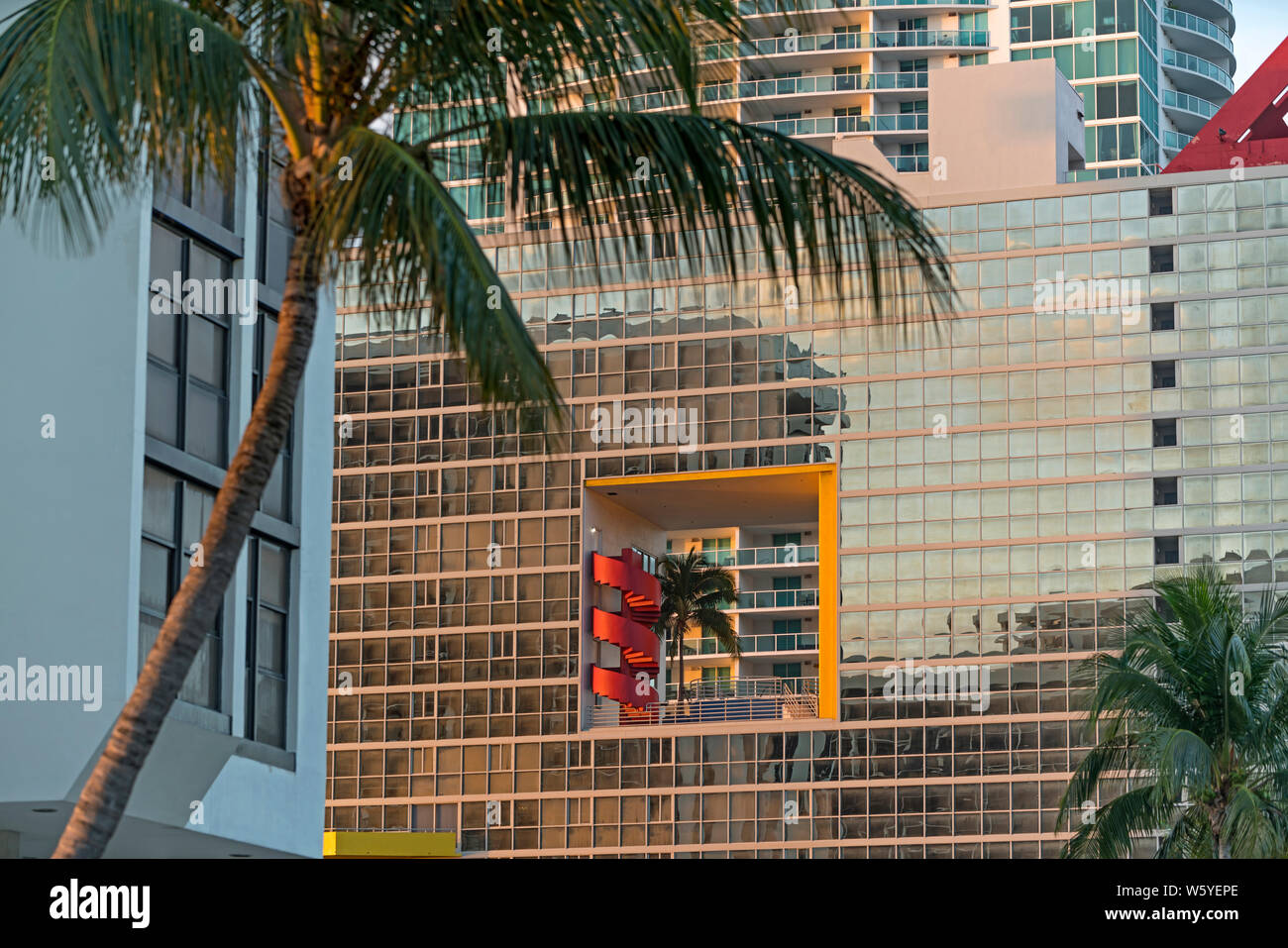 PALM COURT ATLANTIS CONDOMINIUM BUILDING (©ARQUITECTONICA 1982 