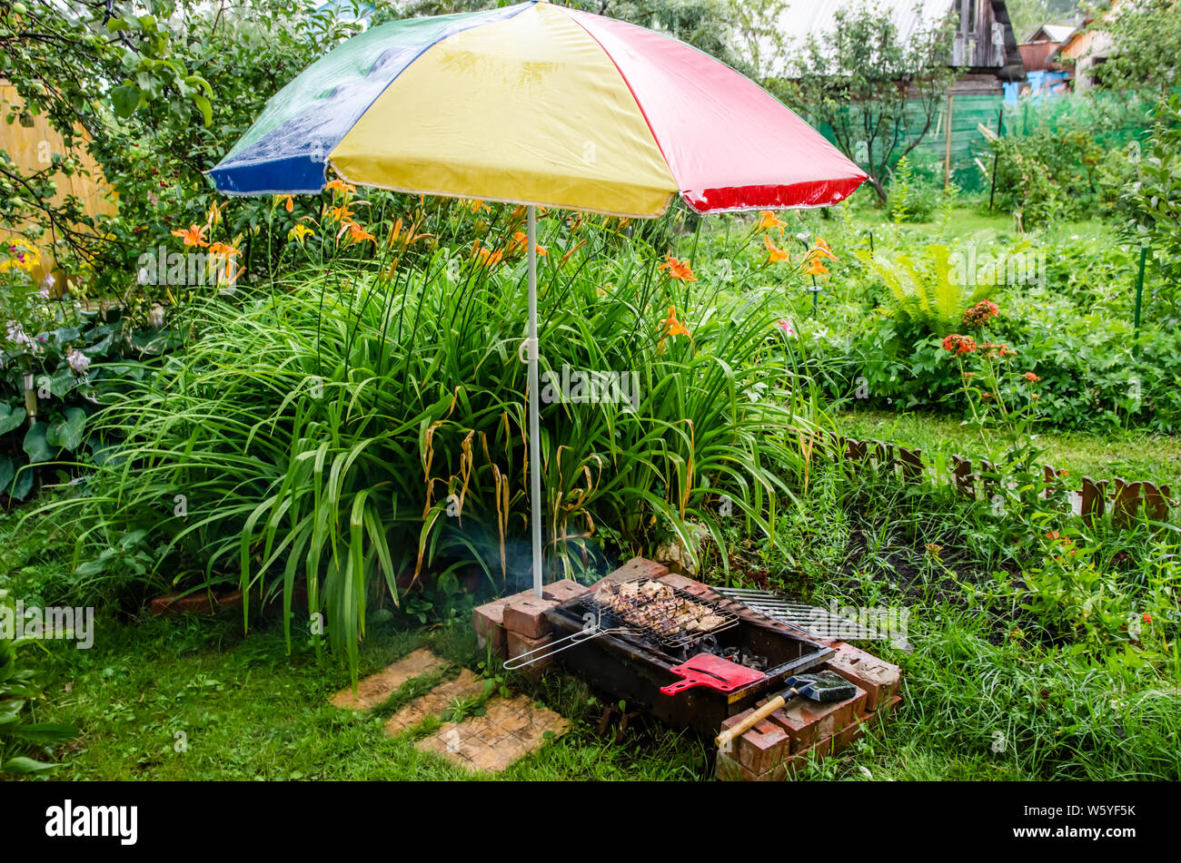 Umbrella barbecue hires stock photography and images Alamy