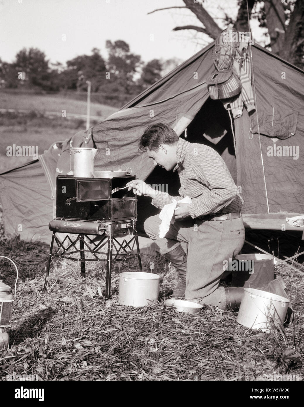 bevestig alstublieft ring Wegversperring 1920s INDEPENDENT YOUNG MAN TENT CAMPING ON FISHING TRIP COOKING MEAL ON  METAL GAS STOVE - c1969 HAR001 HARS PERSONS INSPIRATION MALES SPIRITUALITY  CONFIDENCE B&W FREEDOM SUCCESS TIME OFF HAPPINESS ADVENTURE STRENGTH