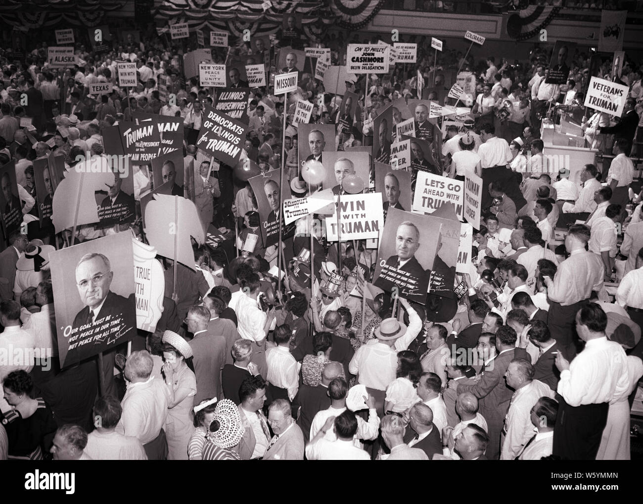 1948 OVERHEAD VIEW OF DELEGATES TO DEMOCRATIC NATIONAL POLITICAL PARTY CONVENTION HALL PHILADELPHIA PENNSYLVANIA USA - c527 HAR001 HARS POLITICAL SKILL DREAMS OCCUPATION HAPPINESS SKILLS HEAD AND SHOULDERS HIGH ANGLE STRENGTH STRATEGY CAREERS CHOICE EXCITEMENT LEADERSHIP PA POLITICIAN POWERFUL OF TO OCCUPATIONS POLITICS CONCEPTUAL STYLISH DELEGATION DEMOCRATIC IDEAS TOGETHERNESS 1948 BLACK AND WHITE HAR001 OLD FASHIONED Stock Photo