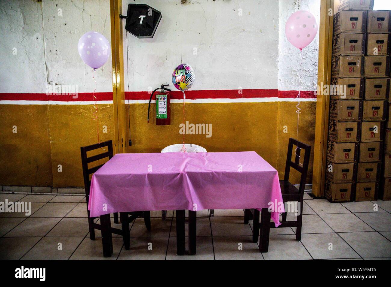 Decoración de mesa con globos y mantel color rosa para celebración de cumpleaños en la vieja  cantina Club Obregon en el centro de Hermosillo. (Foto: Luis Gutierrez ) Stock Photo