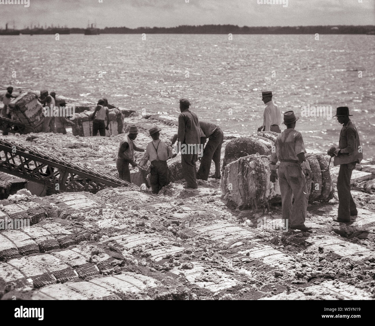 Ship unloading historical hi-res stock photography and images - Alamy