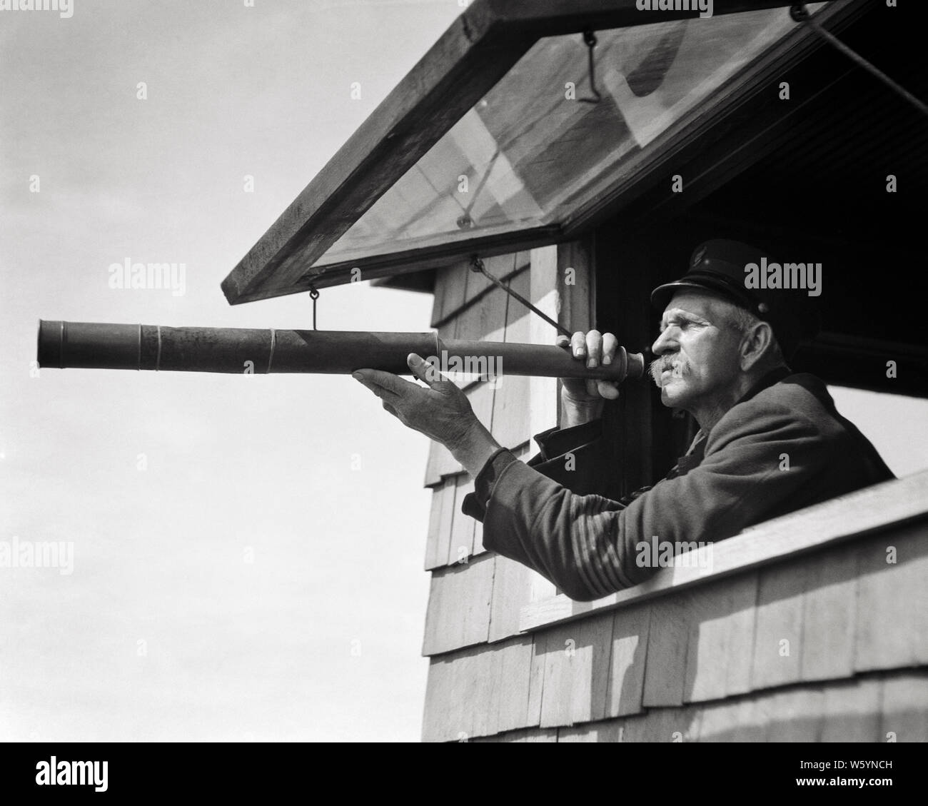 1910s 1920s MEMBER OF UNITED STATES COAST GUARD WITH TELESCOPE WATCHING FOR PEOPLE AND SHIPS IN DANGER IN OCEAN WATER OFF NJ USA - c83 HAR001 HARS COPY SPACE HALF-LENGTH PERSONS INSPIRATION UNITED STATES OF AMERICA CARING DANGER MALES RISK SHIPS SENIOR MAN SENIOR ADULT MIDDLE-AGED B&W LAW ENFORCEMENT NORTH AMERICA MIDDLE-AGED MAN NORTH AMERICAN MUSTACHE VISION PROTECTING DISCOVERY PROTECTION STRENGTH MUSTACHES AND KNOWLEDGE PRIDE IN OF FACIAL HAIR NJ OCCUPATIONS SAILORS UNIFORMS CONCEPTUAL 1790 1848 OBSERVING STYLISH SUPPORT SHIPWRECKED GOVERNMENT AGENCY MARINERS FORMED LIFESAVING MEMBER Stock Photo