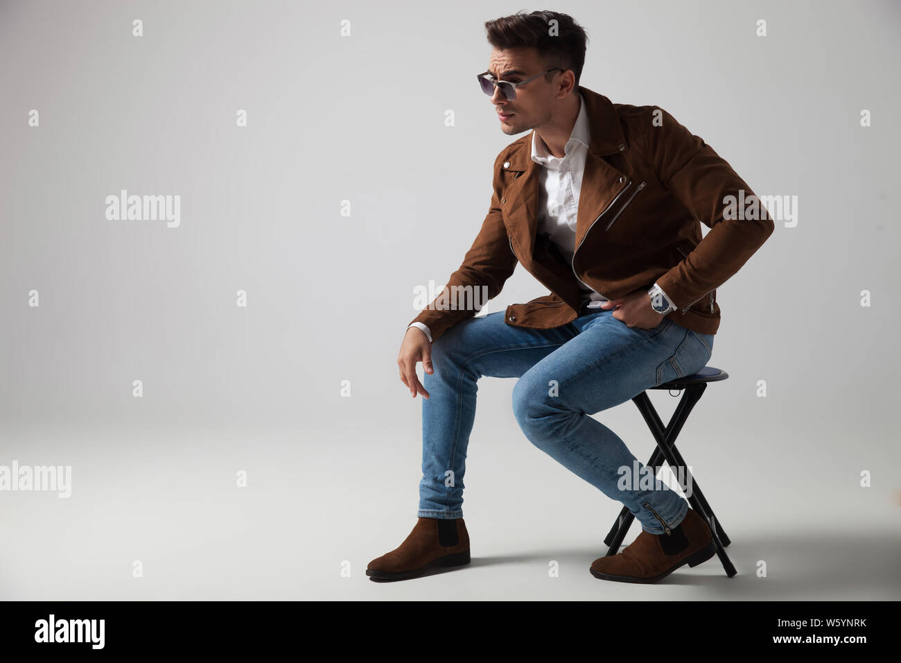 Crossed legs wearing blue jeans hi-res stock photography and images - Alamy