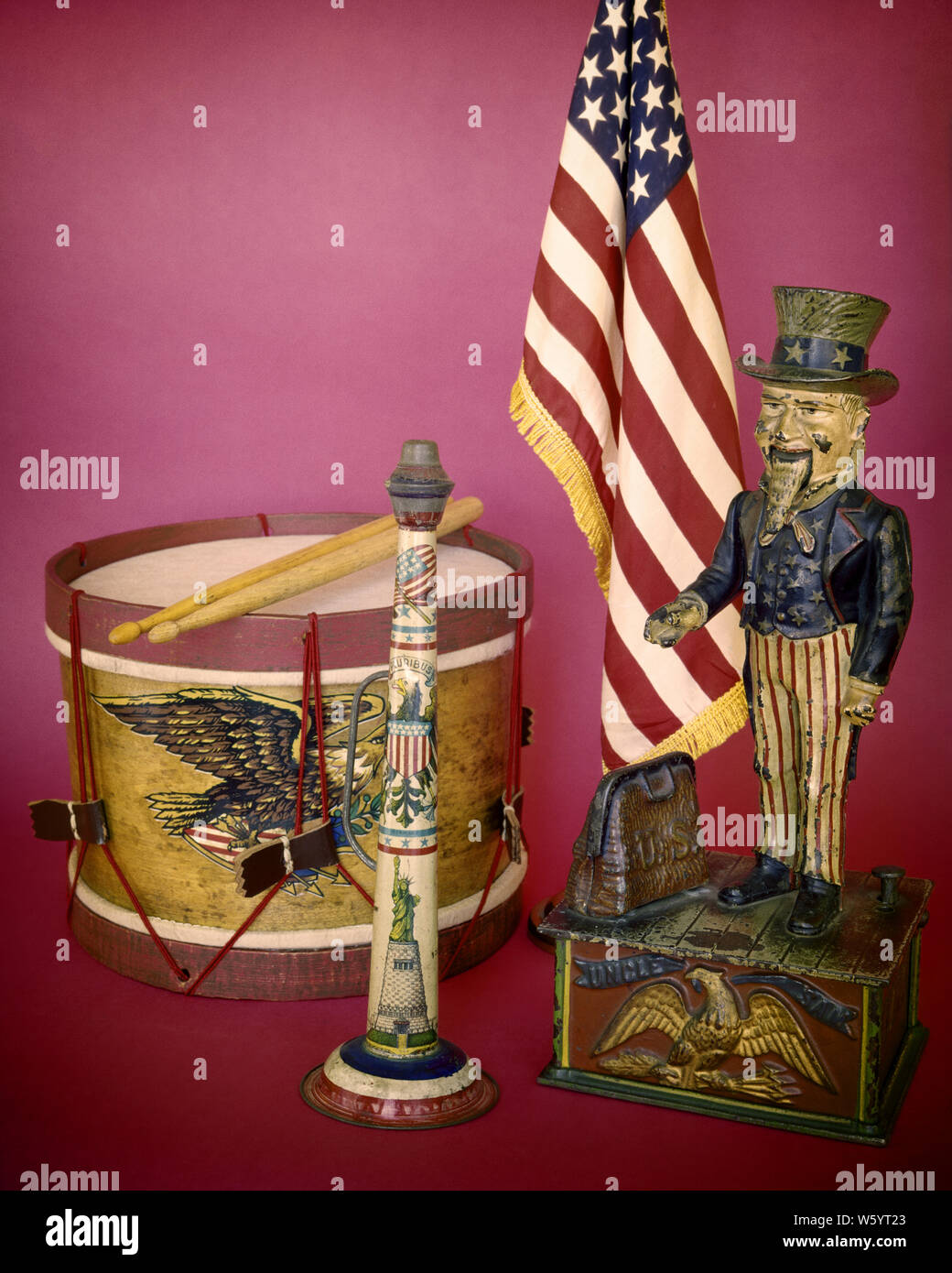 ANTIQUE COLLECTIBLES PATRIOTIC DRUM WITH EAGLE DECAL TIN HORN WITH AMERICAN EMBLEMS  AND UNCLE SAM CAST IRON BANK SMALL US FLAG - kh3095 HAR001 HARS STICKS COLLECTIBLES PATRIOTISM RED WHITE AND BLUE STARS AND STRIPS AMERICAN FLAG CAST IRON HAR001 OLD FASHIONED UNCLE SAM Stock Photo