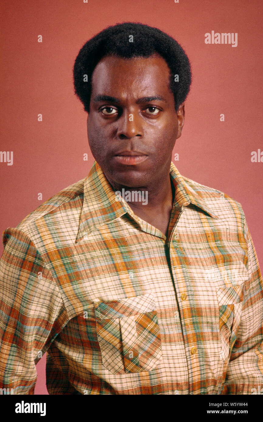 1970s AFRICAN-AMERICAN MAN WEARING PLAID SHIRT LOOKING AT CAMERA WITH  DIRECT AND SINCERE FACIAL EXPRESSION - ks13767 HAR001 HARS BLACK ETHNICITY  PRIDE CANDID CONNECTION STYLISH SINCERE COOPERATION MID-ADULT MID-ADULT MAN  DIRECT HAR001