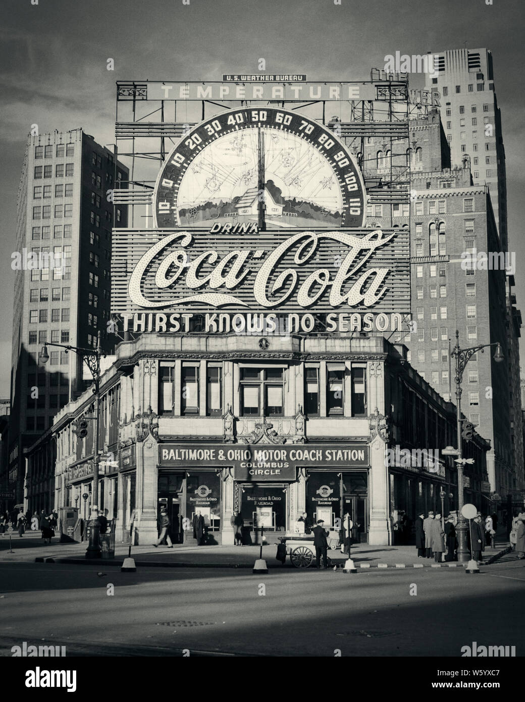1940s ILLUMINATED COCA COLA SIGN AND DIAL TEMPERATURE THERMOMETER COLUMBUS & OHIO MOTOR COACH STATION COLUMBUS CIRCLE NYC USA - q42344 CPC001 HARS COKE TEMPTATION DIAL MIDTOWN TEMPERATURE ADVERTISEMENT PROPERTY STRATEGY CUSTOMER SERVICE AD AND EXCITEMENT EXTERIOR POWERFUL DIRECTION PRIDE NYC REAL ESTATE CONNECTION CONCEPTUAL NEW YORK STRUCTURES CITIES COLUMBUS CIRCLE STYLISH EDIFICE NEW YORK CITY COCA COLA PROMOTION ILLUMINATED MOTOR COACH SOLUTIONS TERMINAL BLACK AND WHITE COLUMBUS OLD FASHIONED WEST SIDE Stock Photo