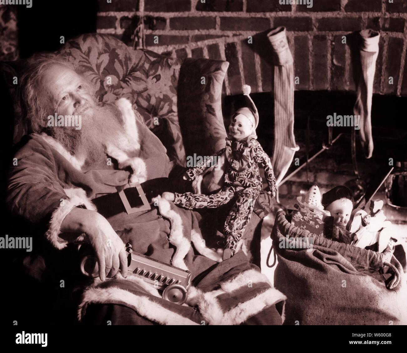 Father christmas 1930s hi-res stock photography and images - Alamy